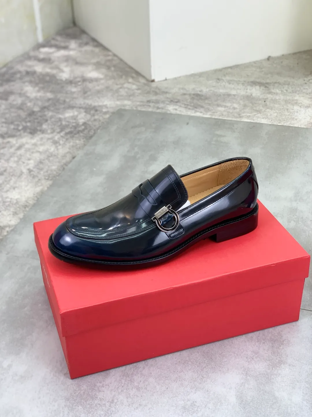 Men's Men's Shoes 💰P562💰[New Style] Water-dyed Niuli 🆘[Salvatore Ferragamo] Ferragamo's latest casual business leather shoes for men! Listed simultaneously! The fabric is made of specially imported original open-edge beaded calfskin, and the interior is made of imported water-dyed cowhide. It is absolutely luxurious and leads the fashion trend. Matching code: 38-44 (45 and 46 can be customized) Black, brown and burgundy colors available